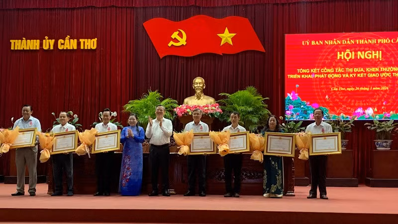 Lãnh đạo thành phố Cần Thơ trao Huân chương Lao động các hạng Nhất, Nhì, Ba cho các cá nhân có nhiều đóng góp trong các phong trào thi đua.