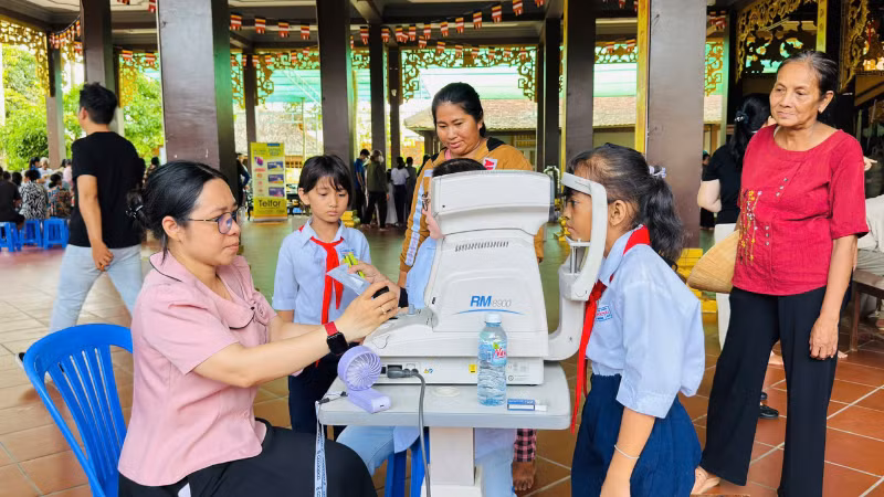 Bác sĩ khám mắt cho học sinh trong chương trình "Ngày thứ Bảy vì dân".