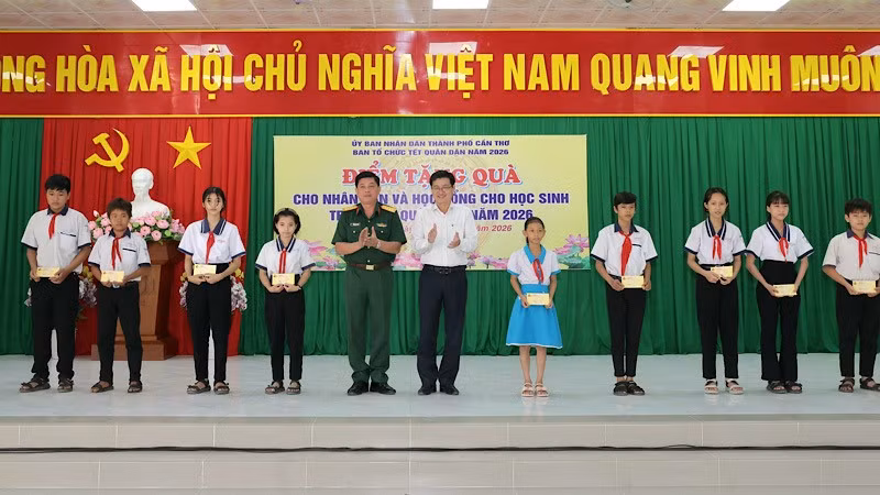 Lãnh đạo Bộ chỉ huy quân sự thành phố Cần Thơ trao học bổng cho các em học sinh phường Hưng Phú.