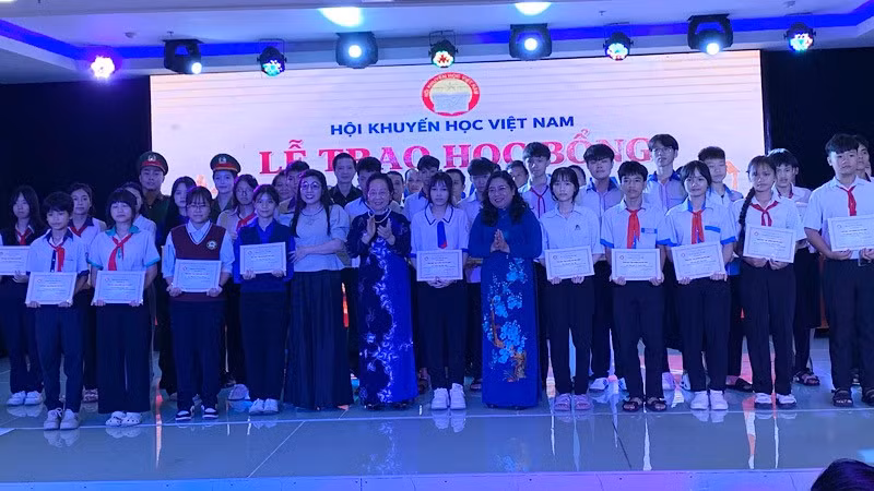 Hội Khuyến học Việt Nam và các nhà tài trợ trao học bổng cho các em học sinh.