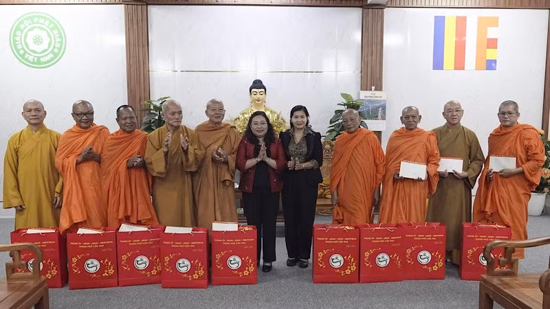 Lãnh đạo Thành ủy Cần Thơ tặng quà các vị chức sắc Ban trị sự Giáo hội Phật giáo Việt Nam thành phố Cần Thơ.