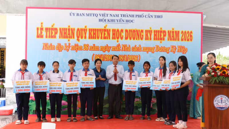 Lãnh đạo thành phố Cần Thơ trao học bổng cho học sinh tại lễ tiếp nhận.
