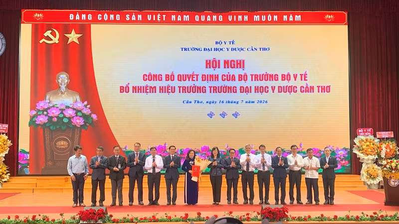 Bộ trưởng Y tế trao quyết định bổ nhiệm Hiệu trưởng Trường đại học Y dược Cần Thơ.