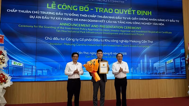Lãnh đạo Cần Thơ trao chủ trương đầu tư khu công nghiệp cho nhà đầu tư.