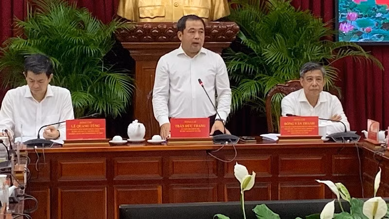 Đồng chí Trần Đức Thắng phát biểu ý kiến tại buổi làm việc.