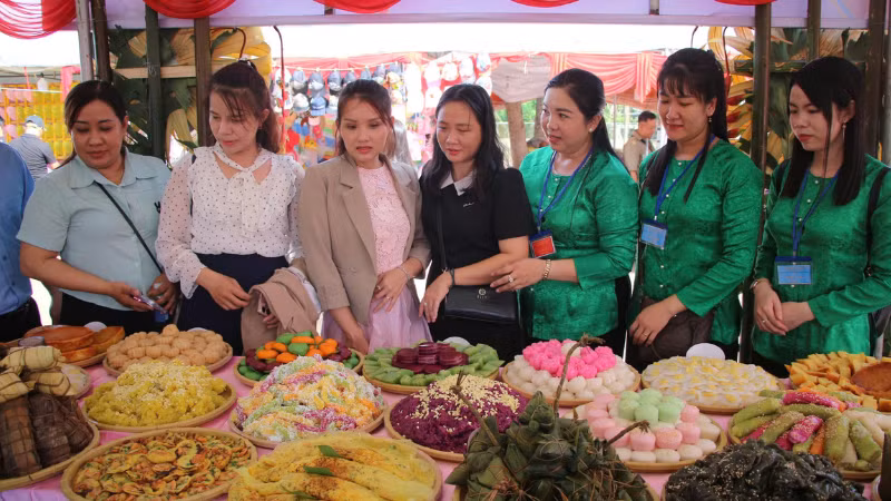 Du khách trải nghiệm các loại bánh dân gian tại ngày hội.