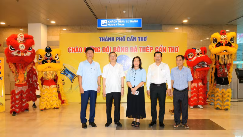 Lãnh đạo Cần Thơ chào đón Câu lạc bộ Thép Cần Thơ. (Ảnh: PHẠM TRUNG)