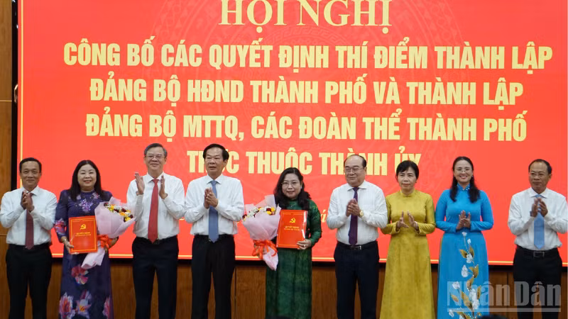 Lãnh đạo Thành ủy Cần Thơ trao quyết định cho lãnh đạo đảng bộ trực thuộc. (Ảnh: THANH TÂM)