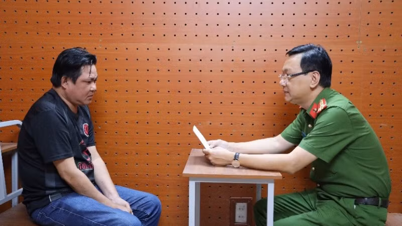 Công an Cần Thơ lấy lời khai đối tượng liên quan vụ án.