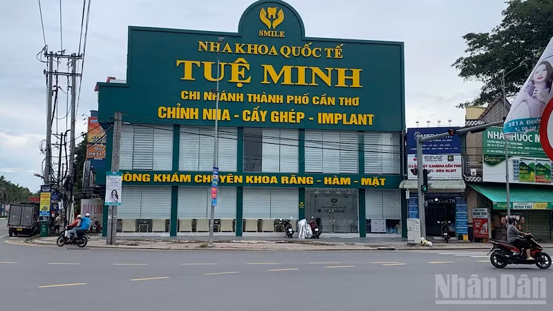 Cơ sở Nha khoa quốc tế Tuệ Minh ở góc đường 3/2-Trần Hoàng Na, phường Tân An, Cần Thơ dừng hoạt động. (Ảnh: THANH TÂM)