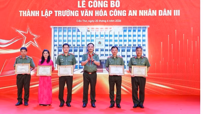 Lãnh đạo Bộ Công an tặng bằng khen cho tập thể, cá nhân tại buổi lễ.