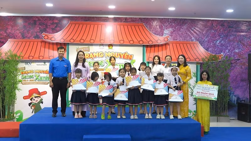 Đoàn phường Ninh Kiều tổ chức hội thi trạng nguyên và tặng quà các em học sinh dịp hè.