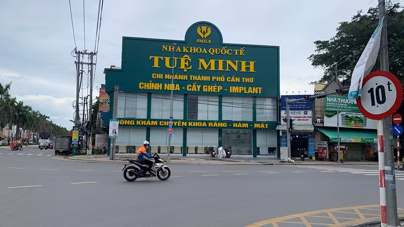 Nha khoa quốc tế Tuệ Minh, góc đường 3/2-Trần Hoàng Na, phường Tân An đóng cửa.