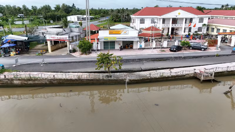 Đoạn sạt lở bờ kênh trước Ủy ban nhân dân xã Đại Hải gây thiệt hại lớn.