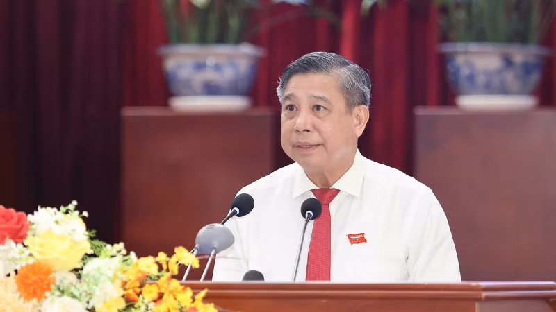 Chủ tịch Hội đồng nhân dân thành phố Cần Thơ phát biểu ý kiến tại kỳ họp.