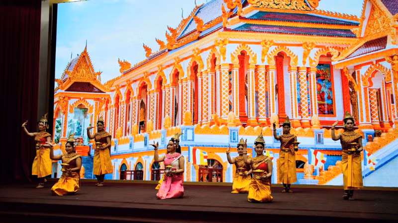 Biểu diễn nghệ thuật truyền thống nhân dịp năm mới của đồng bào Khmer thành phố Cần Thơ.