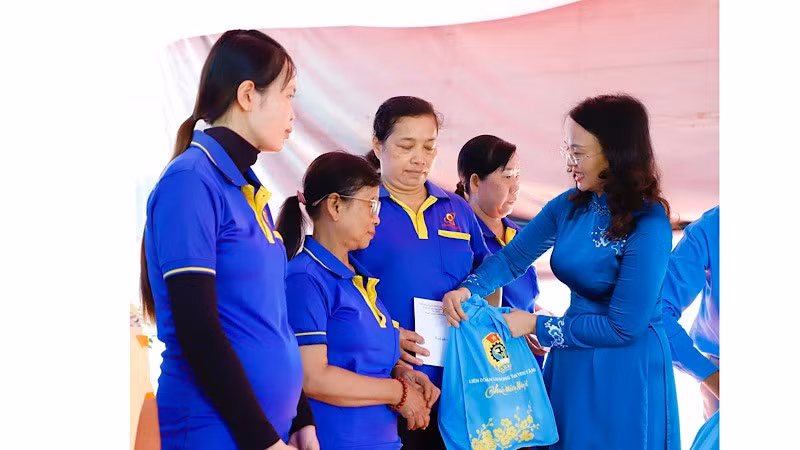 Lãnh đạo Liên đoàn Lao động thành phố Cần Thơ tặng quà cho công nhân tại lễ phát động.