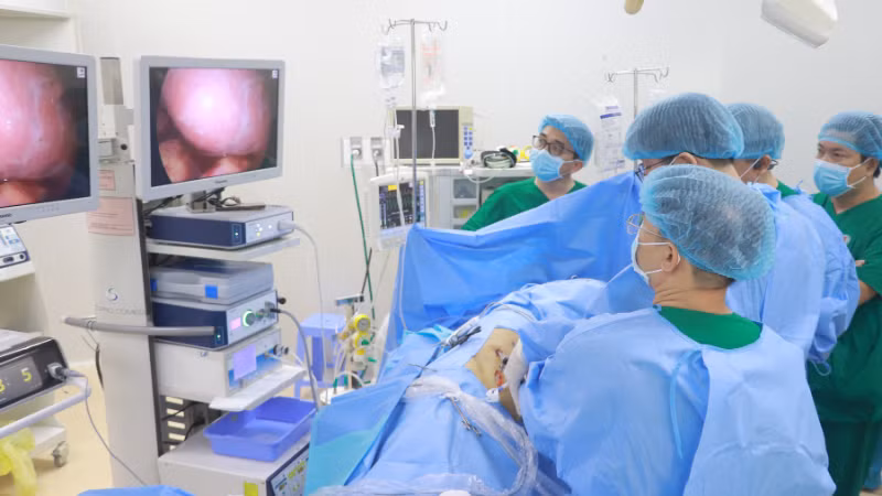 Ê-kíp bác sĩ phẫu thuật cho bệnh nhân. (Ảnh: Bệnh viện cung cấp)