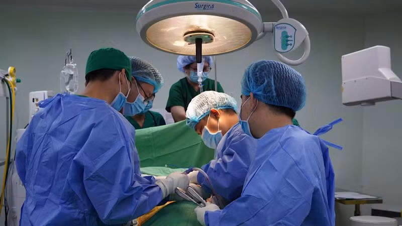 Ê-kíp bác sĩ phẫu thuật cho bệnh nhân.