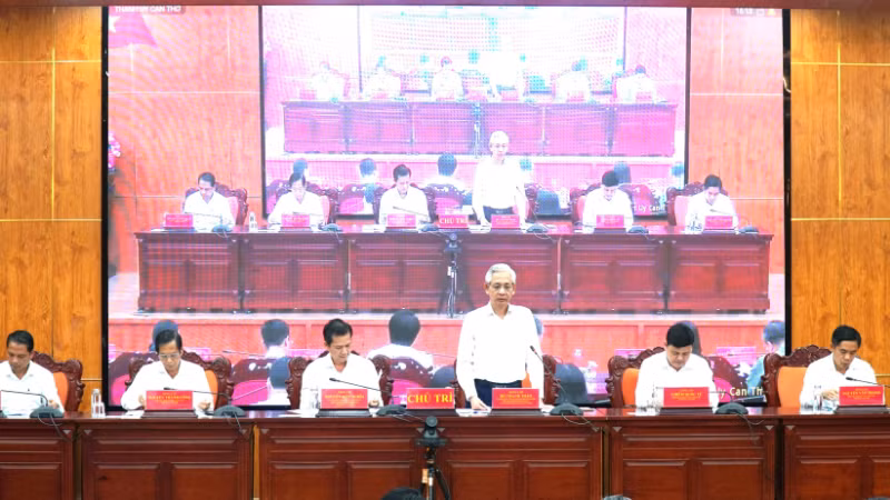 Lãnh đạo Ủy ban kiểm tra Thành ủy Cần Thơ phát biểu tại hội nghị.