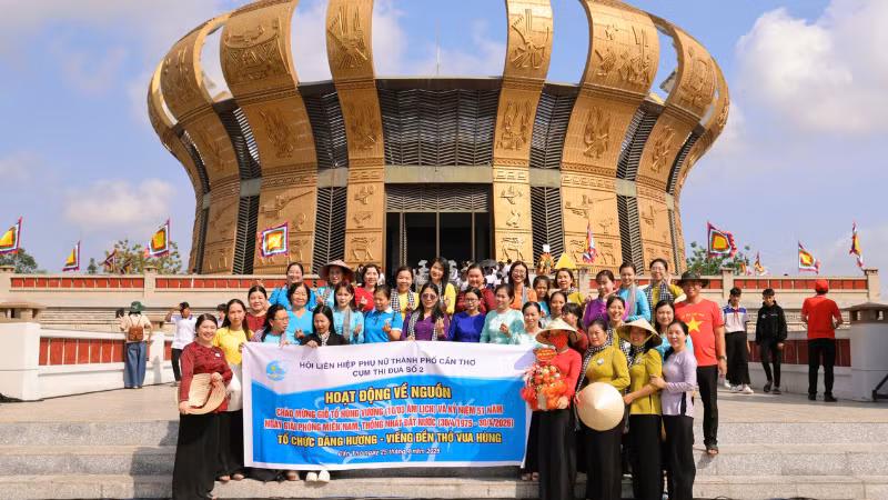 Đền thờ Vua Hùng thành phố Cần Thơ thu hút đông du khách dịp hè.