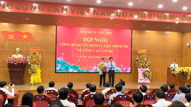 Trưởng Ban Tổ chức Trung ương Nguyễn Duy Ngọc trao quyết định cho đồng chí Đỗ Thanh Bình.