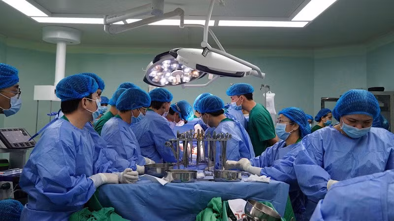 Ê-kíp bác sĩ Bệnh viện đa khoa Trung ương Cần Thơ ghép thận cho bệnh nhân.