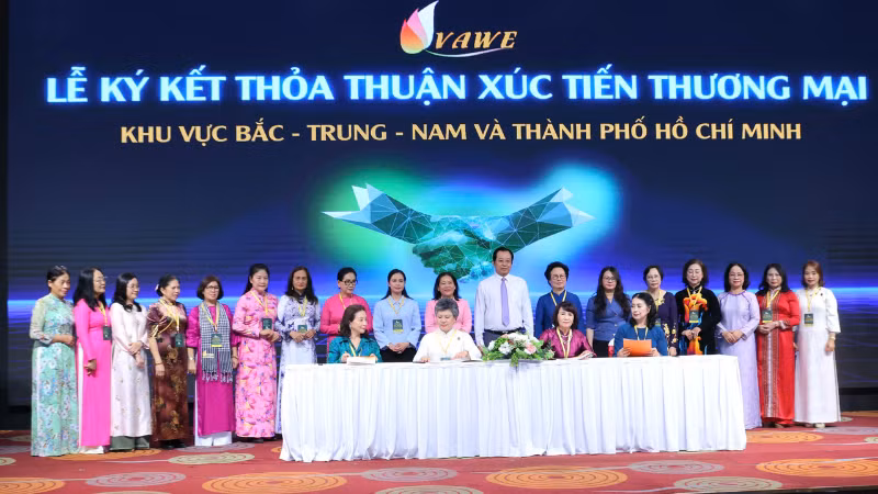Các đại biểu ký kết thỏa thuận xúc tiến thương mại tại sự kiện.