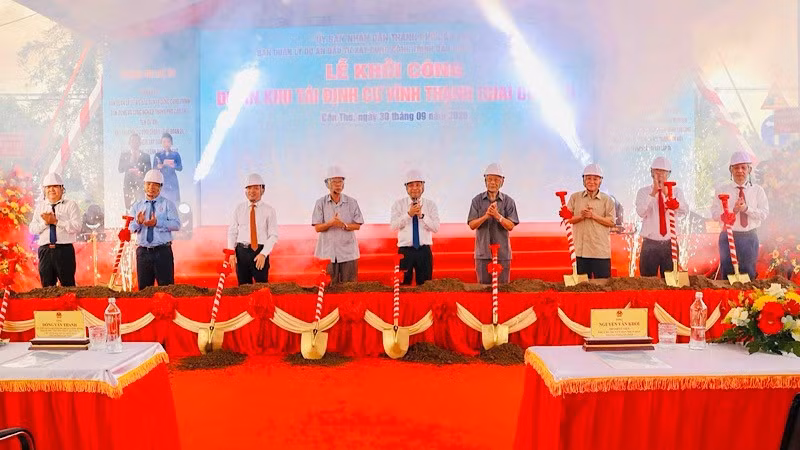 Các đại biểu thực hiện nghi thức khởi công dự án. (Ảnh: HOÀNG SƠN)