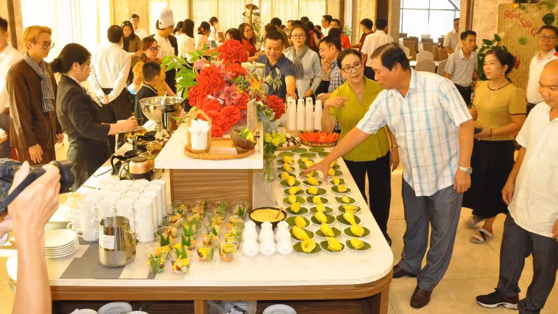 Đông đảo du khách trải nghiệm Buffet sầu riêng tại sự kiện.