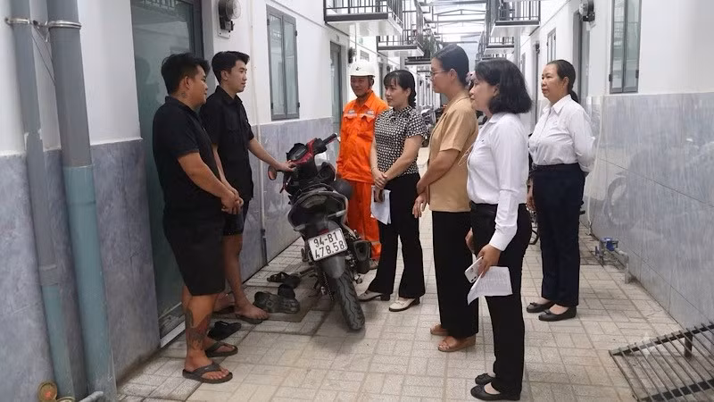 Ngành điện Cần Thơ và phường Ngã Bảy kiểm tra việc thu tiền điện nhà trọ trên địa bàn. (Ảnh: AN DUY)