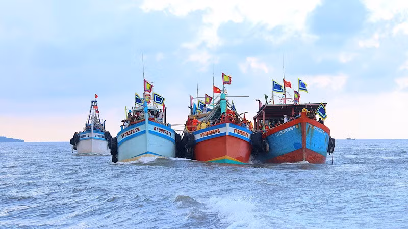 Đoàn tàu rước kiệu tiến ra biển thực hiện nghi thức thỉnh ông Nam Hải.