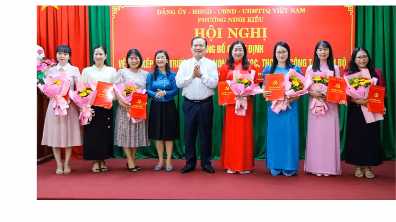 Lãnh đạo phường Ninh Kiều và Sở Giáo dục và Đào tạo Cần Thơ trao quyết định bổ nhiệm lãnh đạo các cơ sở giáo dục trên địa bàn phường. Ảnh: HỒNG PHƯỚC