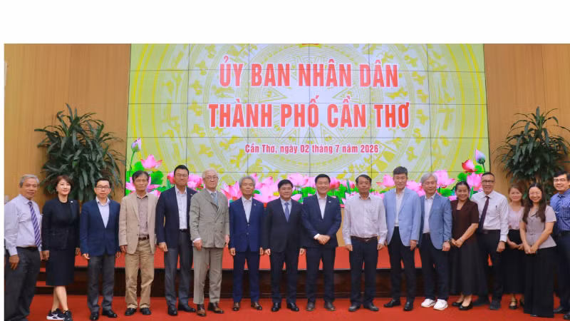 Lãnh đạo thành phố Cần Thơ và Đoàn công tác Hàn Quốc chụp ảnh lưu niệm tại buổi làm việc. (Ảnh: Ánh Nguyên)