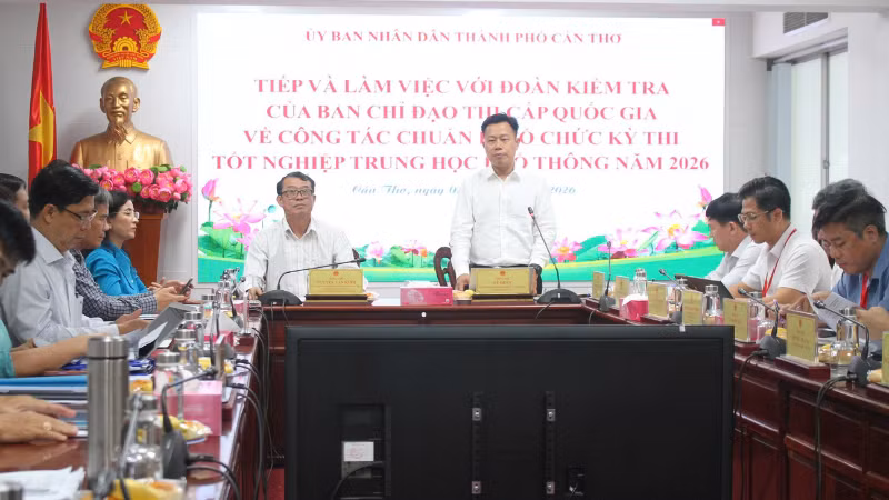Lãnh đạo Bộ Giáo dục và Đào tạo phát biểu tại buổi làm việc.