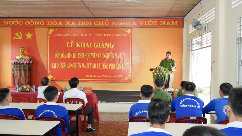 Cơ sở cai nghiện ma túy số 1 khai giảng lớp xóa mù chữ cho học viên.