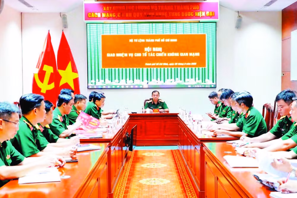 Lãnh đạo Bộ Tư lệnh Thành phố Hồ Chí Minh làm việc với Tổ tác chiến không gian mạng.