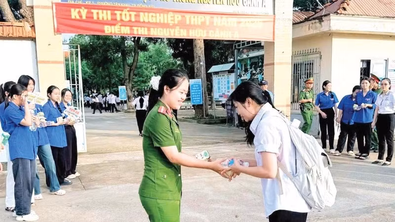 Đoàn Thanh niên Công an phường Tân Khai tham gia tình nguyện “Tiếp sức mùa thi”.