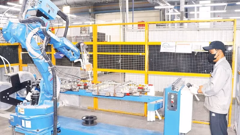Sử dụng robot vào quy trình sản xuất tại Công ty cổ phần sản xuất thương mại Việt Mỹ Đồng Nai, Khu công nghiệp Dầu Giây.