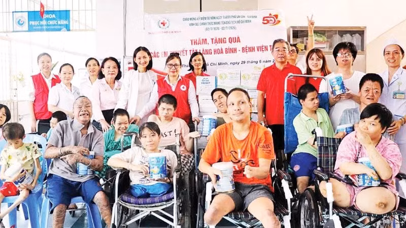 Đoàn công tác Hội Chữ thập đỏ Thành phố Hồ Chí Minh thăm, tặng quà cho học sinh có hoàn cảnh khó khăn và trẻ em khuyết tật tại làng Hòa Bình (Bệnh viện Từ Dũ).