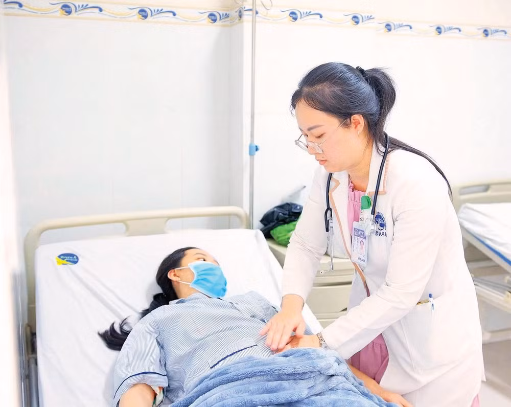 Bác sĩ Bệnh viện đa khoa Xuyên Á Tây Ninh thăm khám ca bệnh sốt xuất huyết.