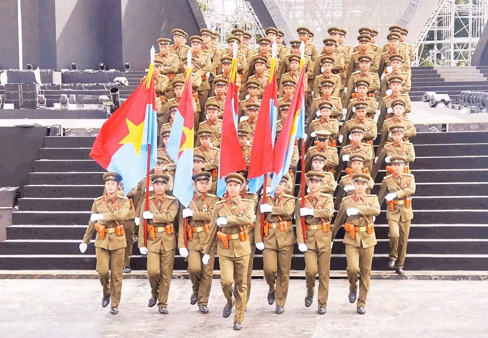 Khối sĩ quan đại diện 5 cánh quân trong một buổi tập luyện cho chương trình “Tổ quốc trong tim” 2026 (Ảnh NHẬT THÀNH)