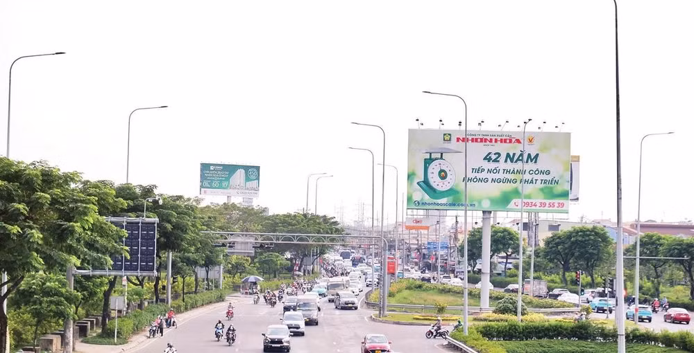 Các địa phương gấp rút bàn giao mặt bằng sạch để thành phố tổ chức khởi công dự án Nâng cấp, mở rộng Quốc lộ 1 dịp lễ 2/9 sắp tới (Ảnh THẾ ANH)