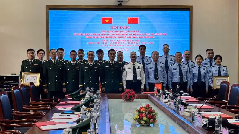 Các thành viên đoàn đại biểu hai bên chụp ảnh lưu niệm cùng với sứ giả hữu nghị quý III/2025.