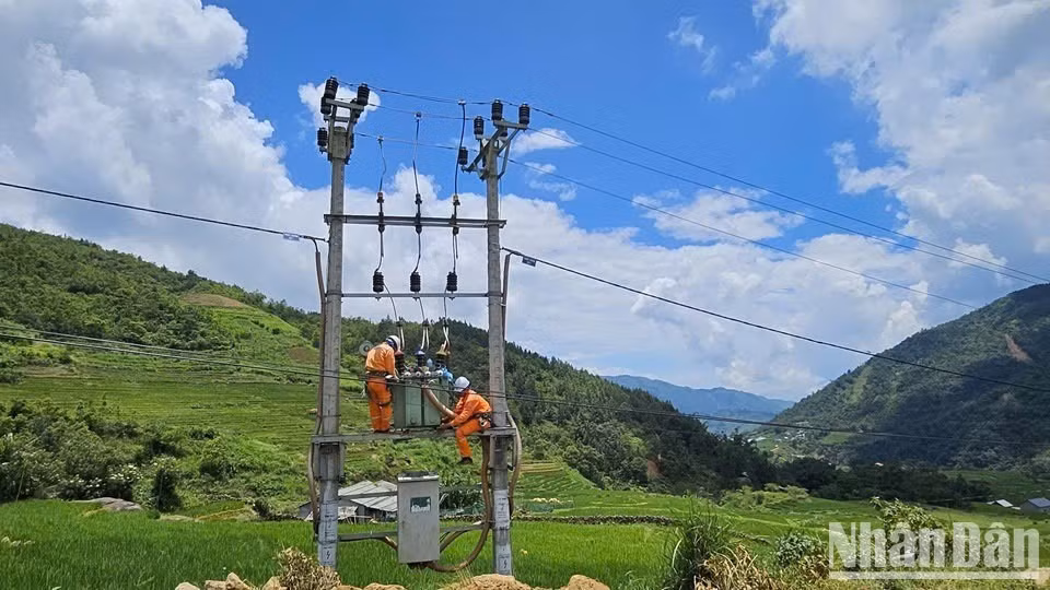 Thi công san tải và luân chuyển trạm biến áp, tối ưu hóa năng lực vận hành của lưới điện trước cao điểm lễ.