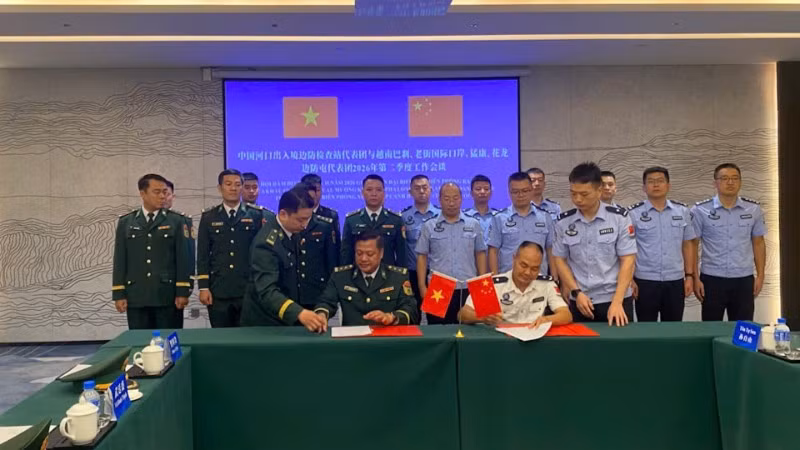 Đoàn đại biểu hai bên ký kết biên bản hội đàm.