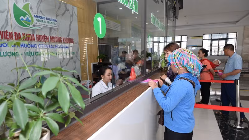 Người dân xã Mường Khương (tỉnh Lào Cai) đăng ký khám, chữa bệnh tại bệnh viện đa khoa khu vực.