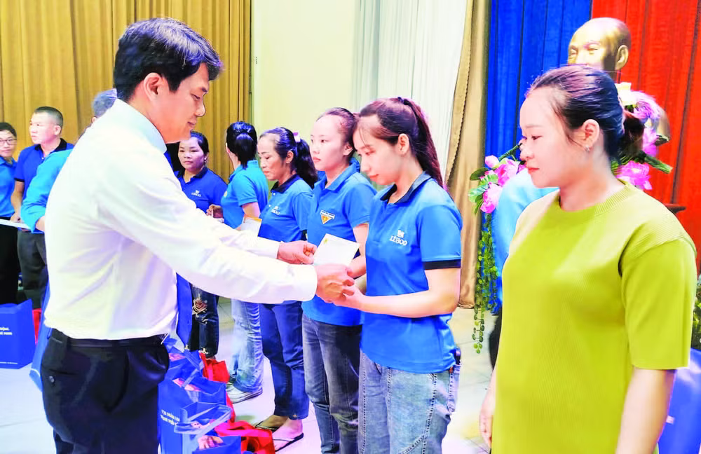 Đồng chí Bùi Thanh Nhân, Ủy viên Thường vụ Thành ủy, Phó Chủ tịch Ủy ban Mặt trận Tổ quốc thành phố, Chủ tịch Liên đoàn Lao động Thành phố Hồ Chí Minh trao quà tặng công nhân, lao động có hoàn cảnh khó khăn.