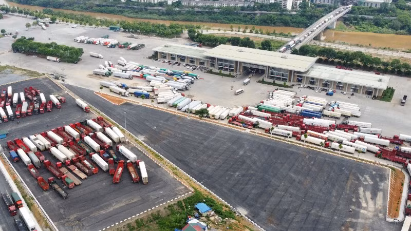Hàng hóa chuẩn bị xuất khẩu qua Cửa khẩu Quốc tế đường bộ số II Kim Thành (Lào Cai).
