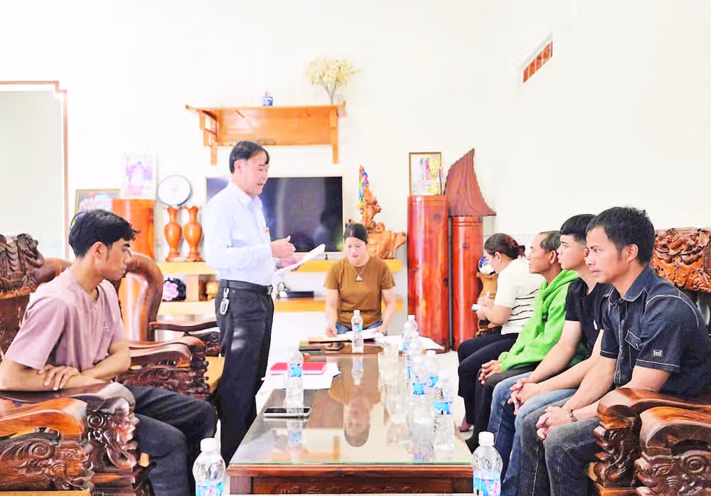 Phó Trưởng ban Xây dựng Đảng xã Đăk Rơ Wa Trần Đình Nghệ phát biểu tại buổi họp chi bộ mở rộng của Chi bộ thôn Kon Rẻ Plơng.